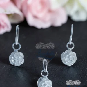 conjunto rosas de plata con relieve