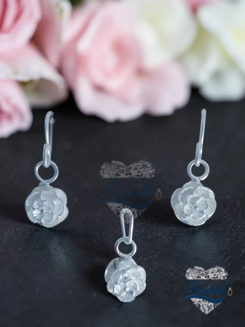 conjunto rosas de plata con relieve